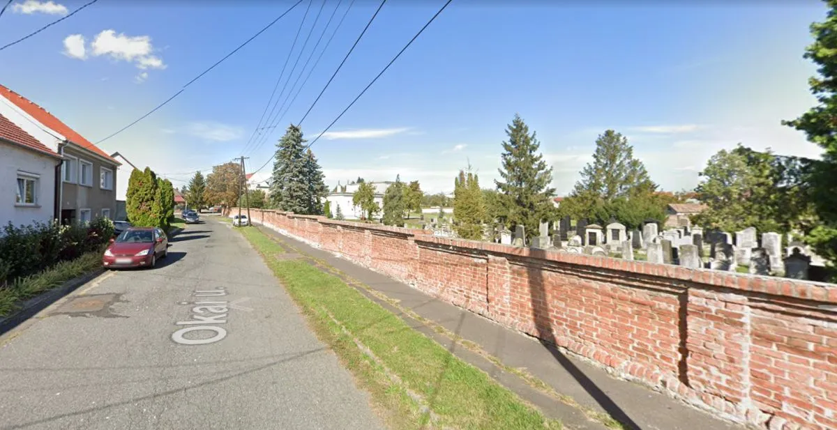 A család a helyi zsidó temető közelében lakik / 