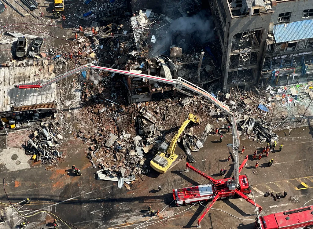 Jencsiao, 2024. március 13.
Tűzoltók dolgoznak egy gázszivárgás okozta robbanás következtében megsemmisült épület romjainál az észak-kínai Hopej tartományban lévő Jencsiao városban 2024. március 13-án. A balesetben egy ember meghalt, 22-en pedig megsérültek.
MTI/AP