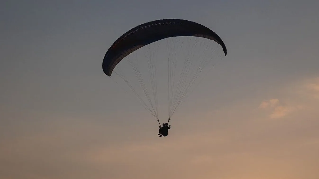 Megrázó videó: lezuhant a siklóernyős, nem élte túl