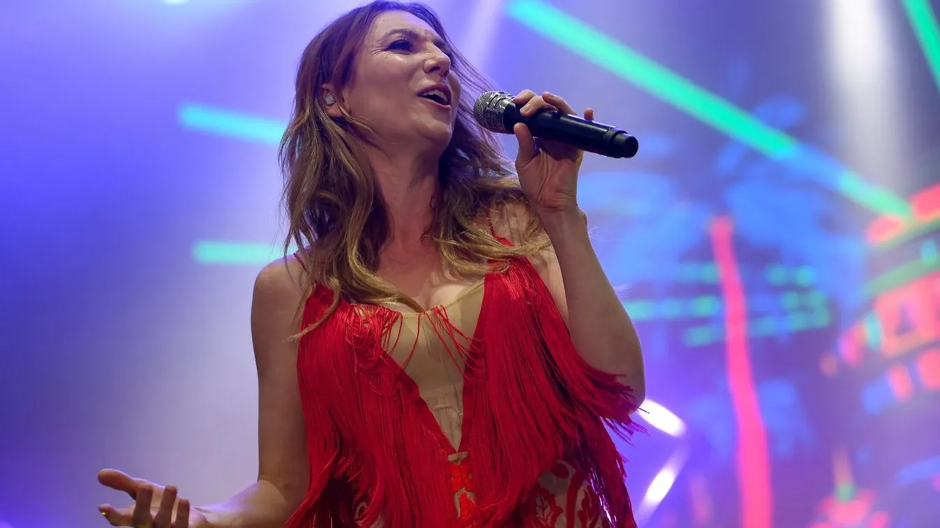 Rúzsa Magdi és Kylie Minouge ugyanolyan ruhában pózol