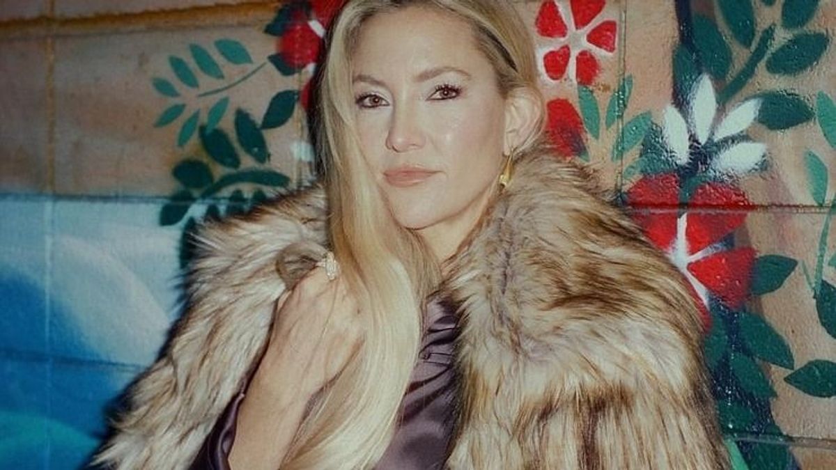 Hoppá! Nanushkában tündökölt Kate Hudson – Videó