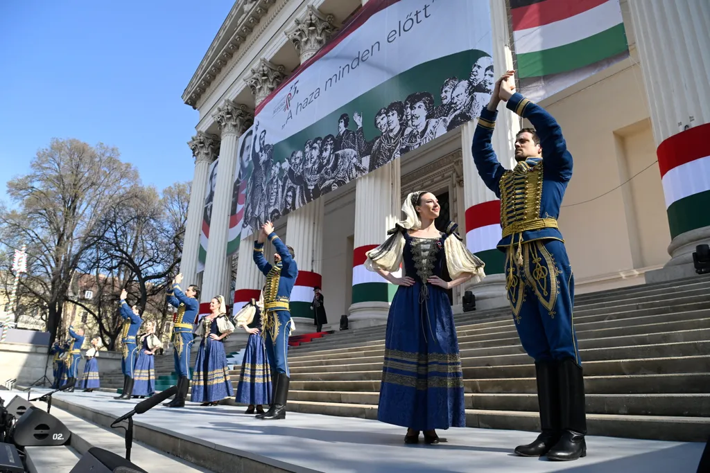 Március 15. - Állami díszünnepség a Múzeumkertben  
