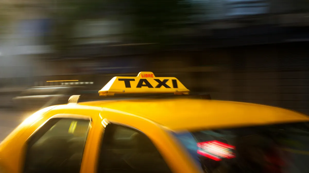 Óriási bírságot szabott ki a NAV a taxis cégre.