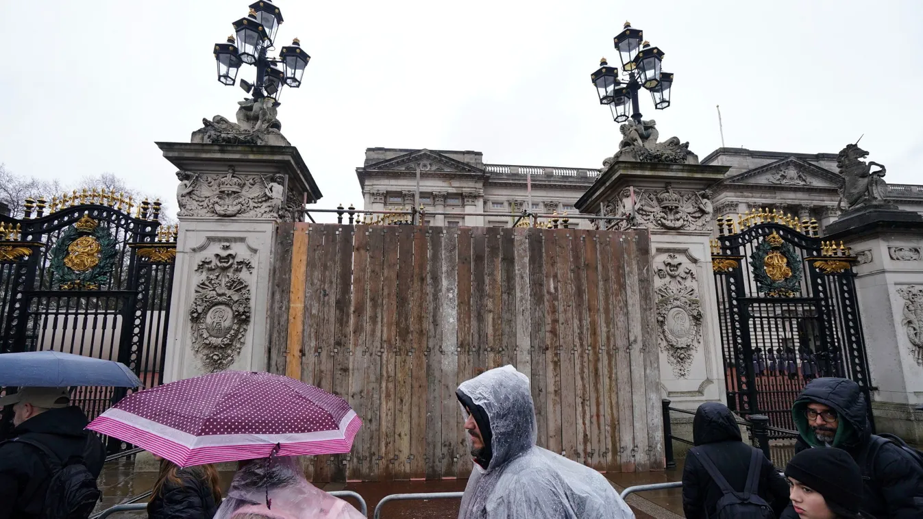 Pánik Londonban: Autó hajtott a királyi palota kapujának