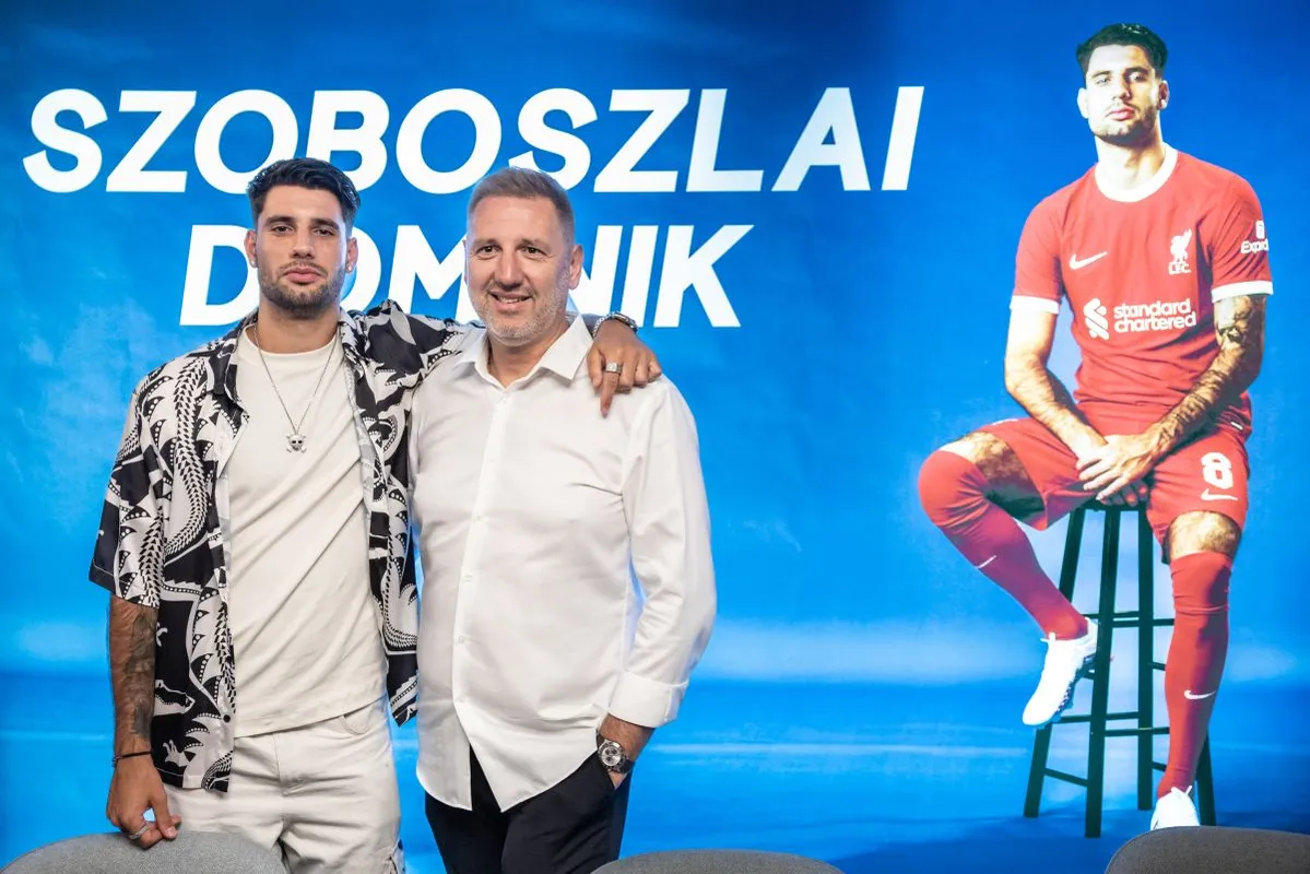 Szoboszlai Dominik és édesapja, Zsolt a liverpooli álomszerződés megkötése utáni sajtótájékoztatón