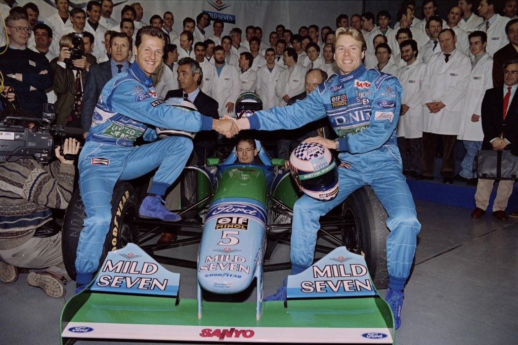 Schumacher (balra) és JJ Lehto az autó 1994 januári bemutatásán