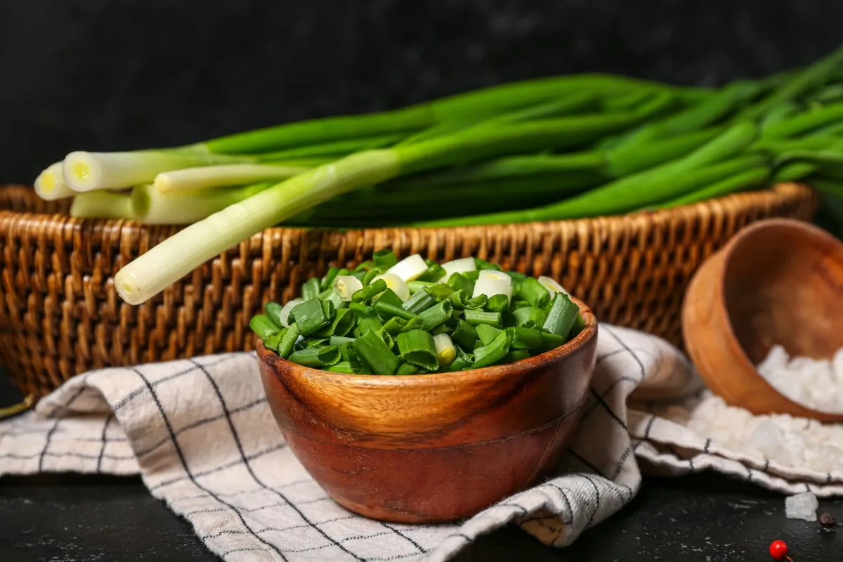 Bowl,With,Fresh,Cut,Green,Onion,On,Dark,Background