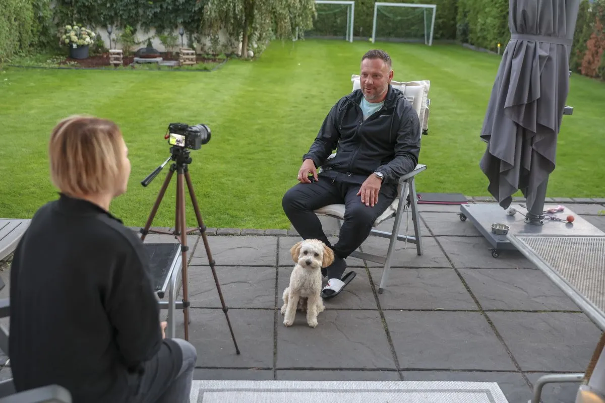 Dárdai Pál a híres kerti focipályája előtt