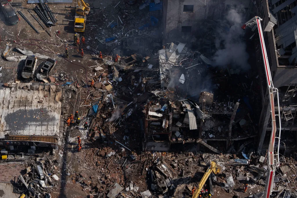 Jencsiao, 2024. március 13.
Tűzoltók dolgoznak egy gázszivárgás okozta robbanás következtében megsemmisült épület romjainál az észak-kínai Hopej tartományban lévő Jencsiao városban 2024. március 13-án. A balesetben egy ember meghalt, 22-en pedig megsérültek.
MTI/AP