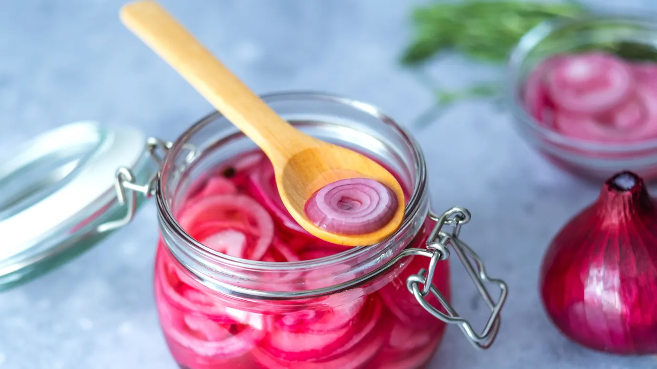 Így készül az ecetes lilahagyma, hidegtálhoz jó kiegyészytő