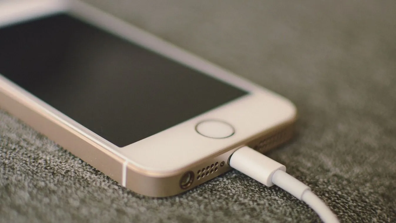 Valóban árt, ha folyton konnektorra van kötve a telefon?