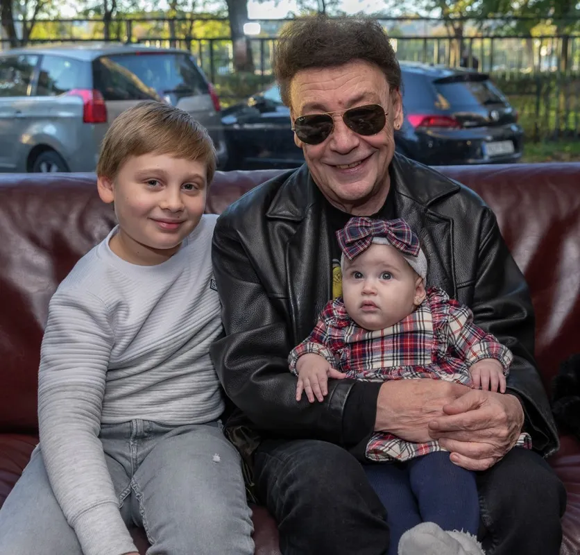 Fenyő Miklós unokáival