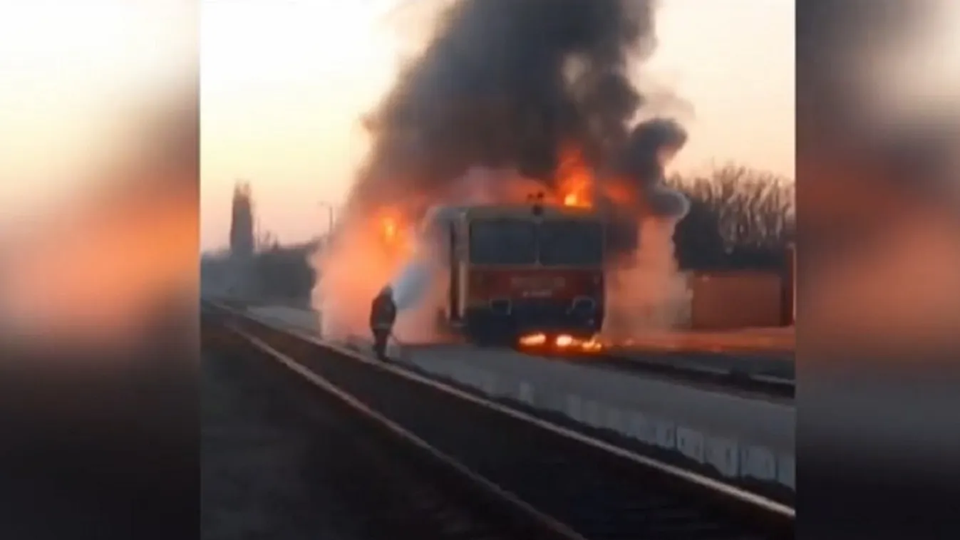 Sándor egyedül kezdte oltani a méteres lángokkal égő vonatot