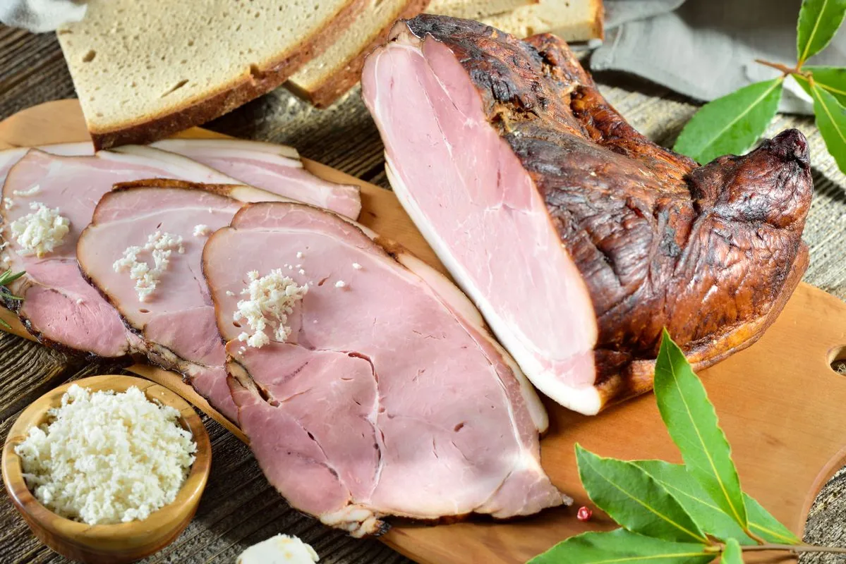 Bavarian,Smoked,Country,Ham,With,Freshly,Grated,Horseradish,And,Hearty