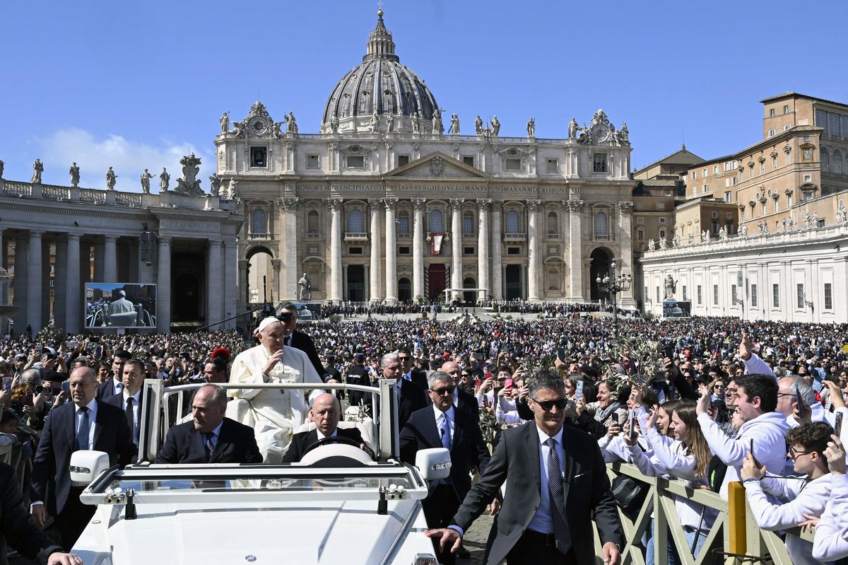 ITALY - POPE FRANCIS DURING THE PALM SUNDAY MASS AT SAINT PETER S SQUARE AT THE VATICAN - 2024/3/24