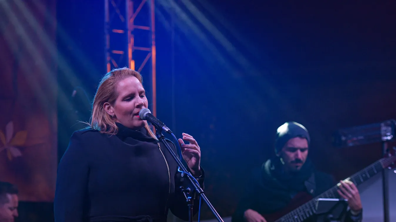 Sosem látott fotó került elő Tóth Gabiról és Veráról