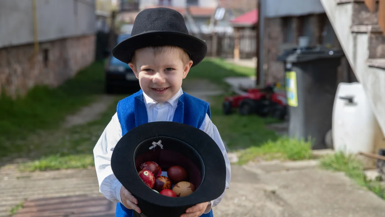 Kommentekből írt extrém locsolóverseket a magyar tiktokker