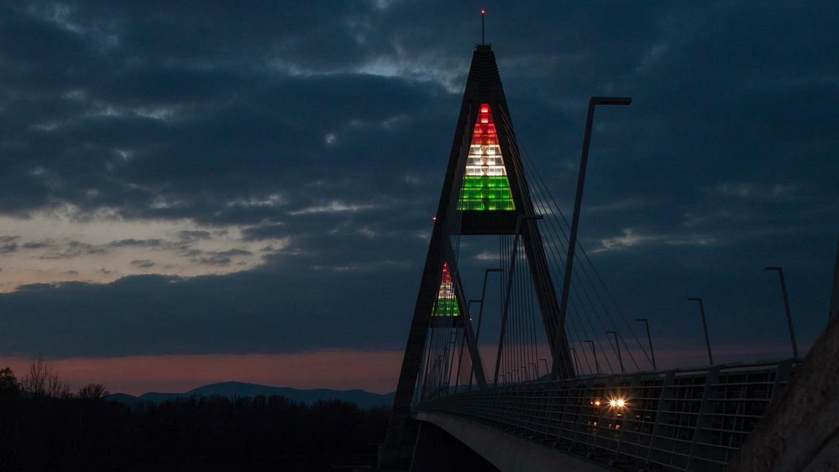 Március 15-e alkalmából idén először a Megyeri híd is nemzeti színekbe öltözik - Fotók