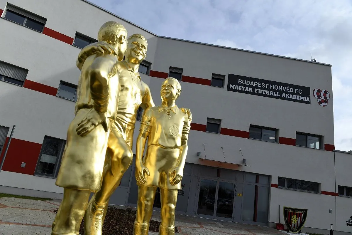 Puskás-szobor a kispesti akadémia előtt