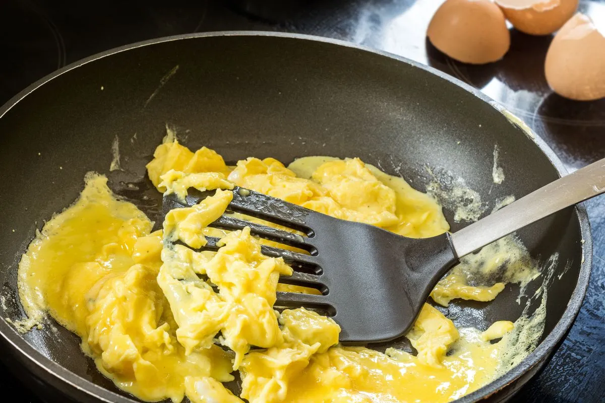 Making,Scrambled,Eggs,In,A,Pan,Black