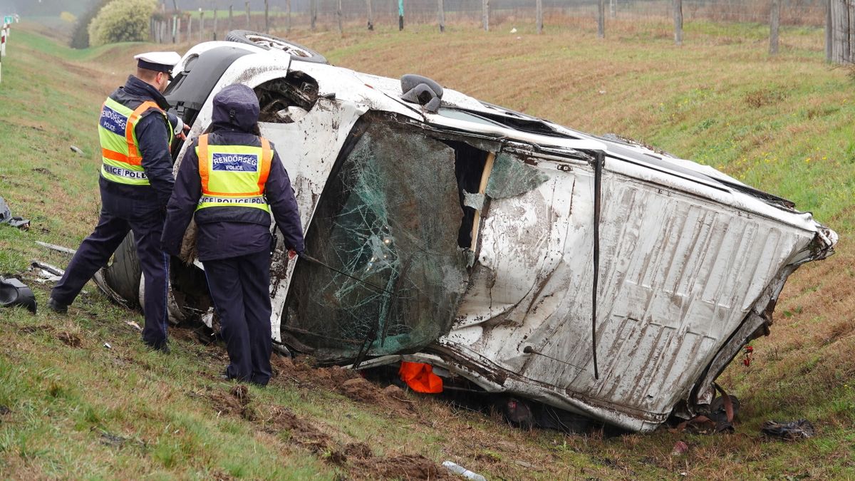 Megérkeztek az első fotók az M5-ösön történt halálos baleset helyszínéről