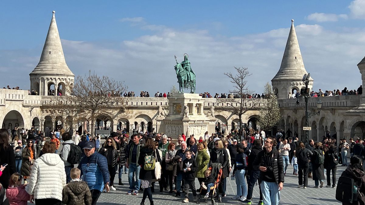 Kokárda és napsütés: ilyen volt március 15. Budapesten – galéria