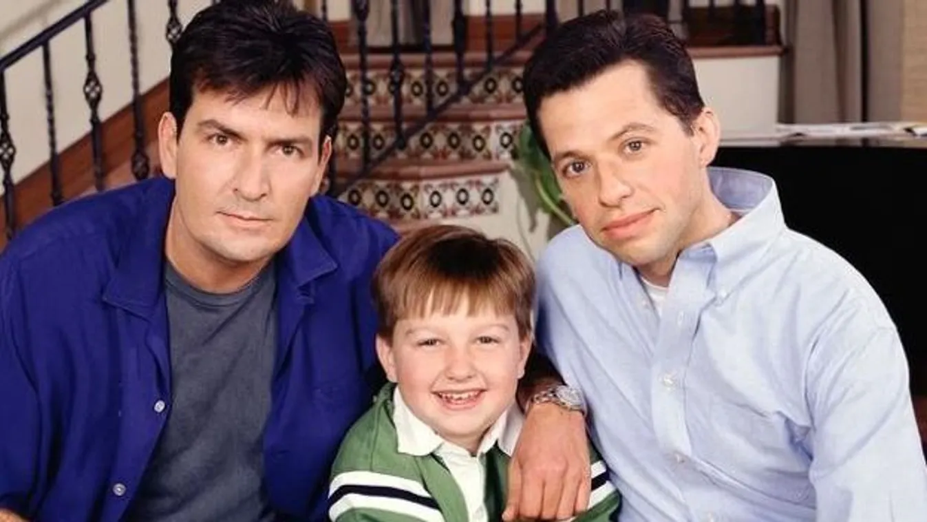 Sokkoló fotókon a Két pasi meg egy kicsi gyereksztárja