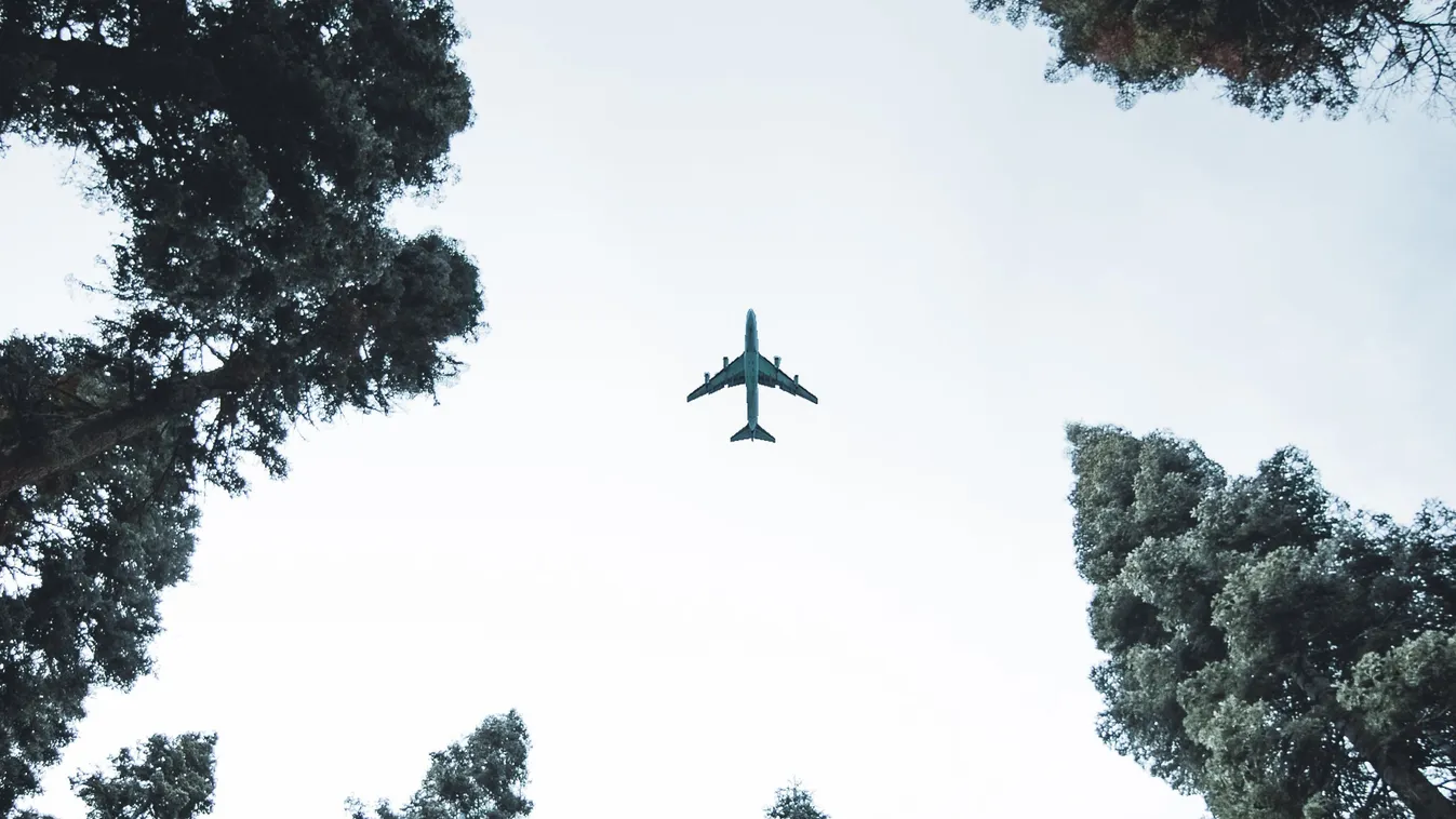 Drámai pillanatok: a repülőn indult be a szülés