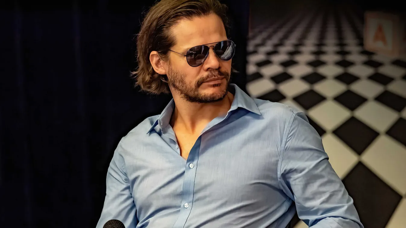 Emiatt élte túl a terrortámadást a magyar színész