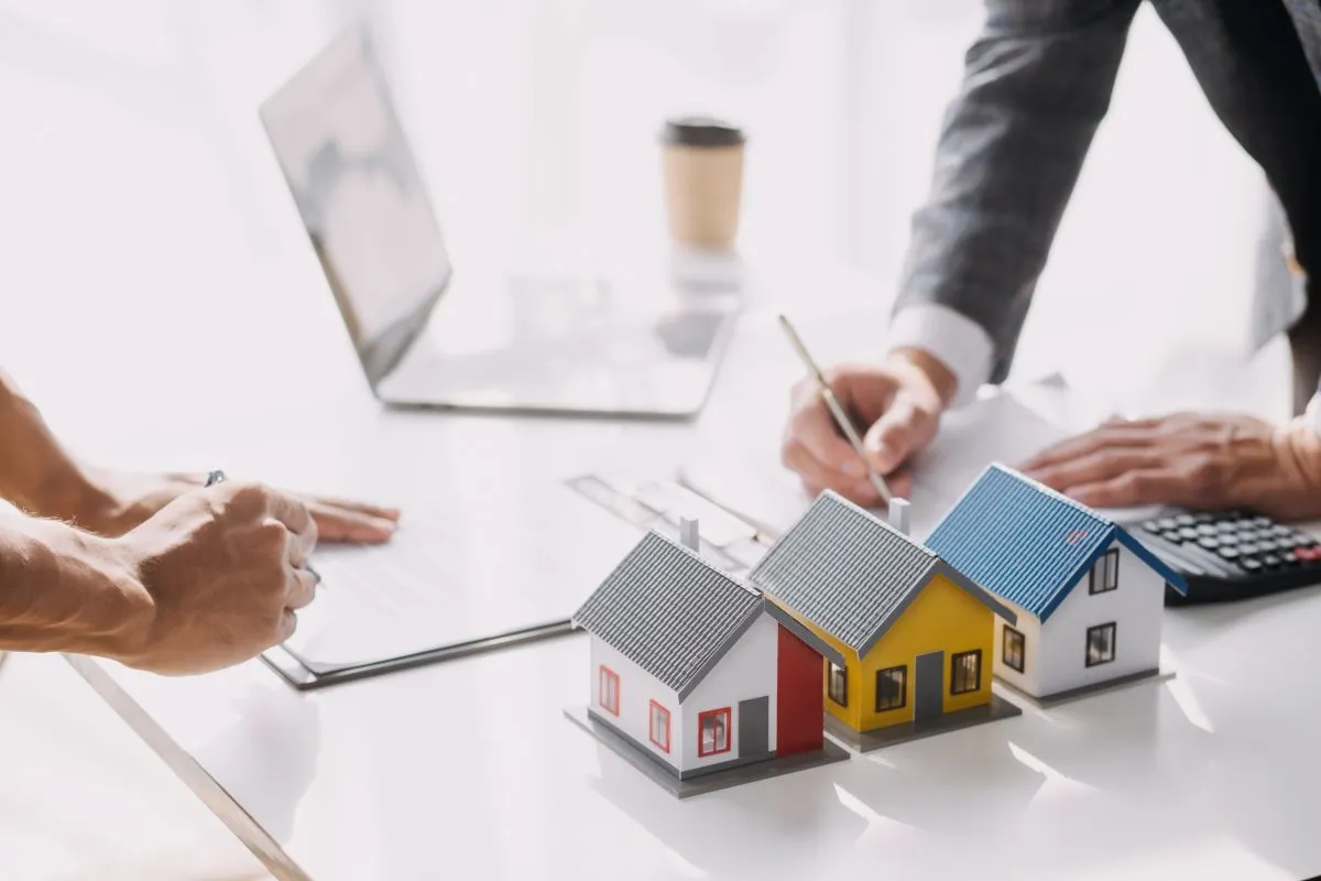 Real,Estate,Brokerage,Agent,Deliver,A,Sample,Of,A,Model