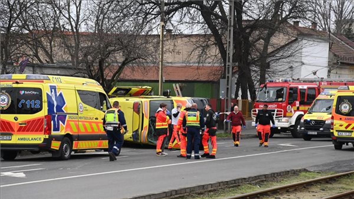 Drámai fotó jött a Budapesten felborult mentőről, óriási erőkkel vonultak a helyszínre