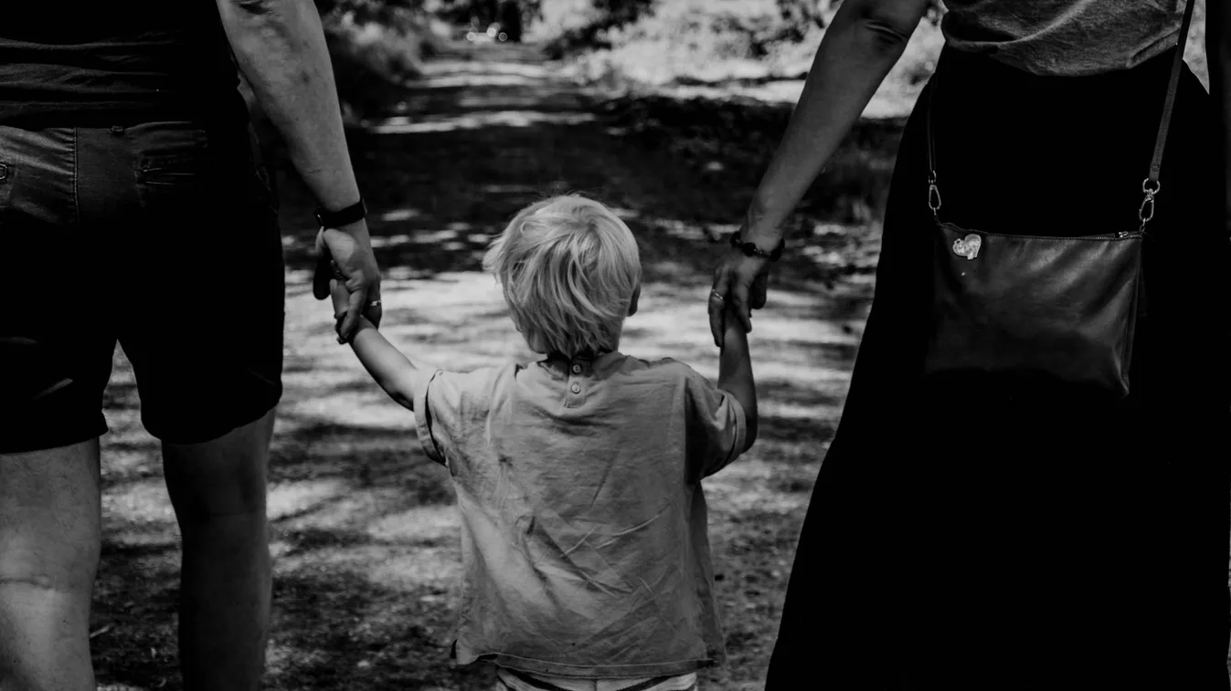 15 év után tudták meg, hogy nem a saját fiukat nevelik