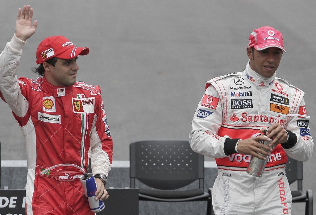 Hamilton (jobbra) 2008-ban az interlagosi utolsó körben szerezte meg a vb-címhez szükséges pontelőnyét Massával szemben