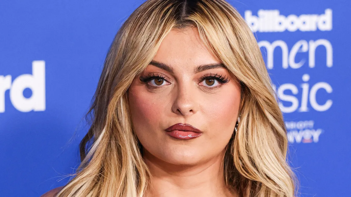 Majd kiestek az énekesnő mellei: melltartót se vett fel