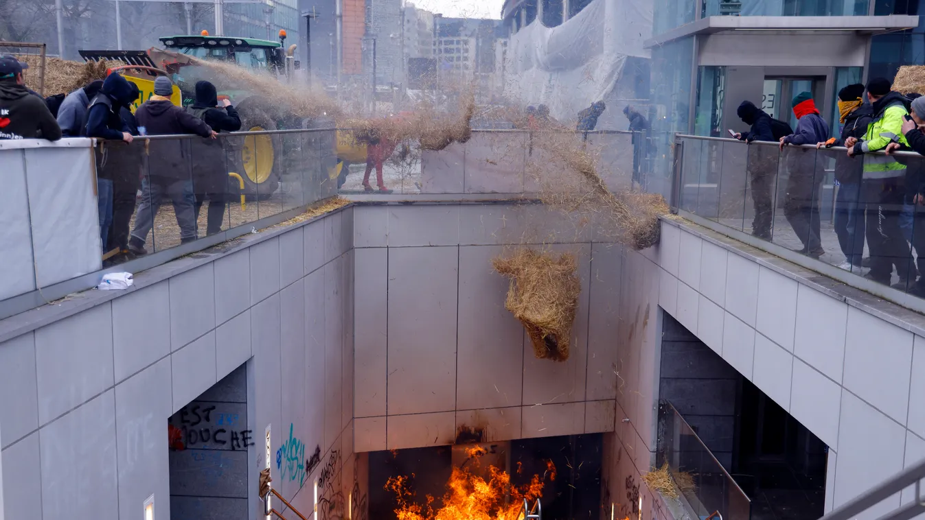 Vízágyút és könnygázt használtak a tüntető gazdák ellen