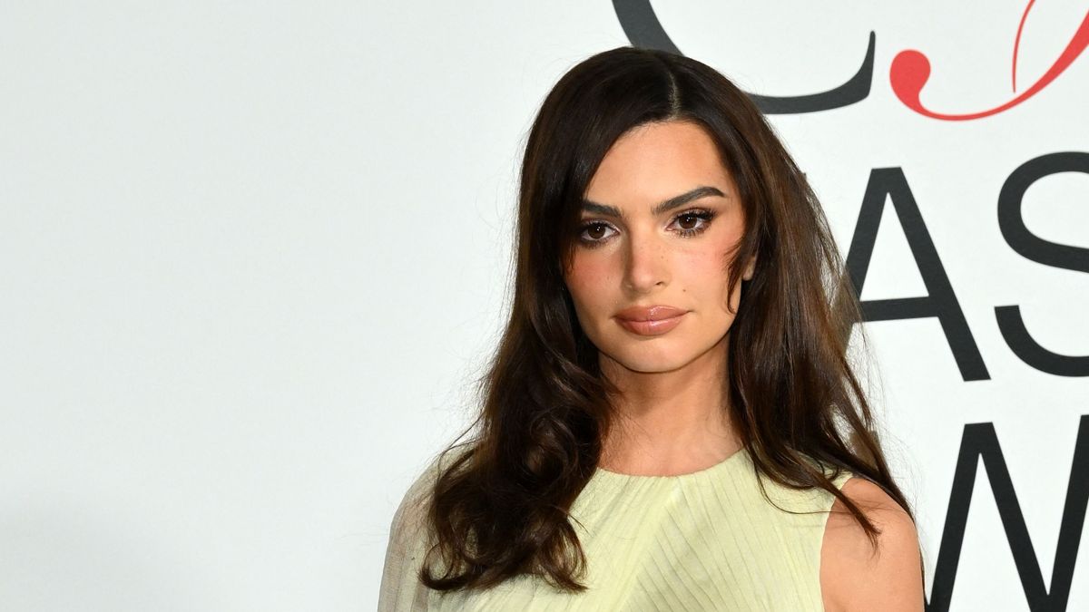 Majdnem kiestek a mellei: extrém mély dekoltázzsal hódít Emily Ratajkowski