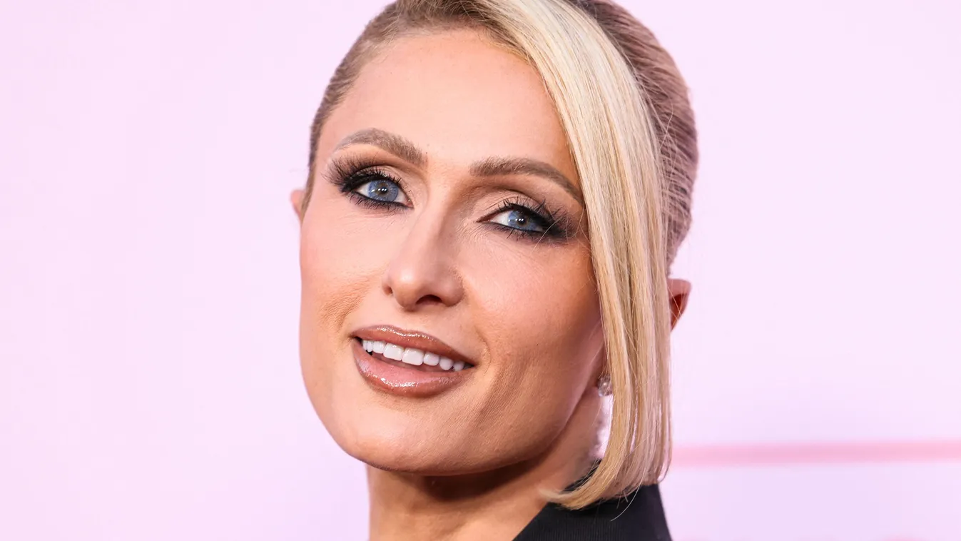 Levetkőzött Paris Hilton: meztelenül kapták lencsevégre