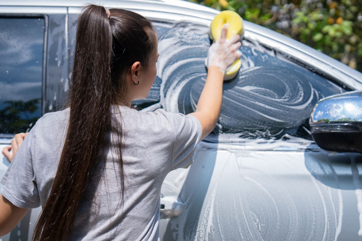 Women,Washing,Cars,At,Home,On,Vacation