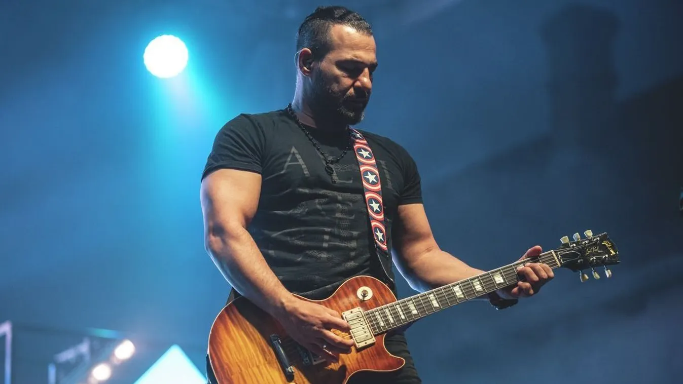 Szomorú hír érkezett a magyar sztárzenekar gitárosáról