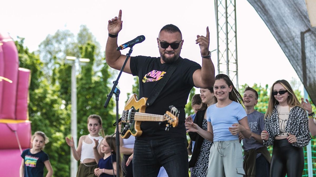 Gáspár Laci új, sokmilliós kocsija egy benzinzabáló szörnyeteg