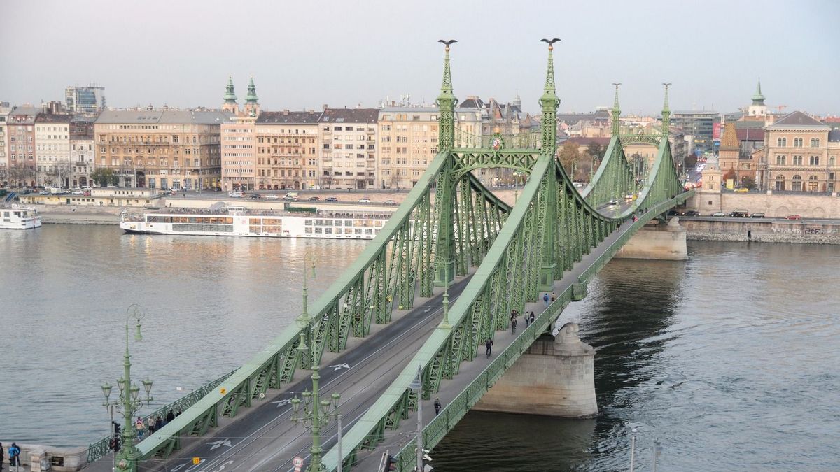 Most jött: dráma a Szabadság hídon, nagy erőkkel vonultak ki a hatóságok