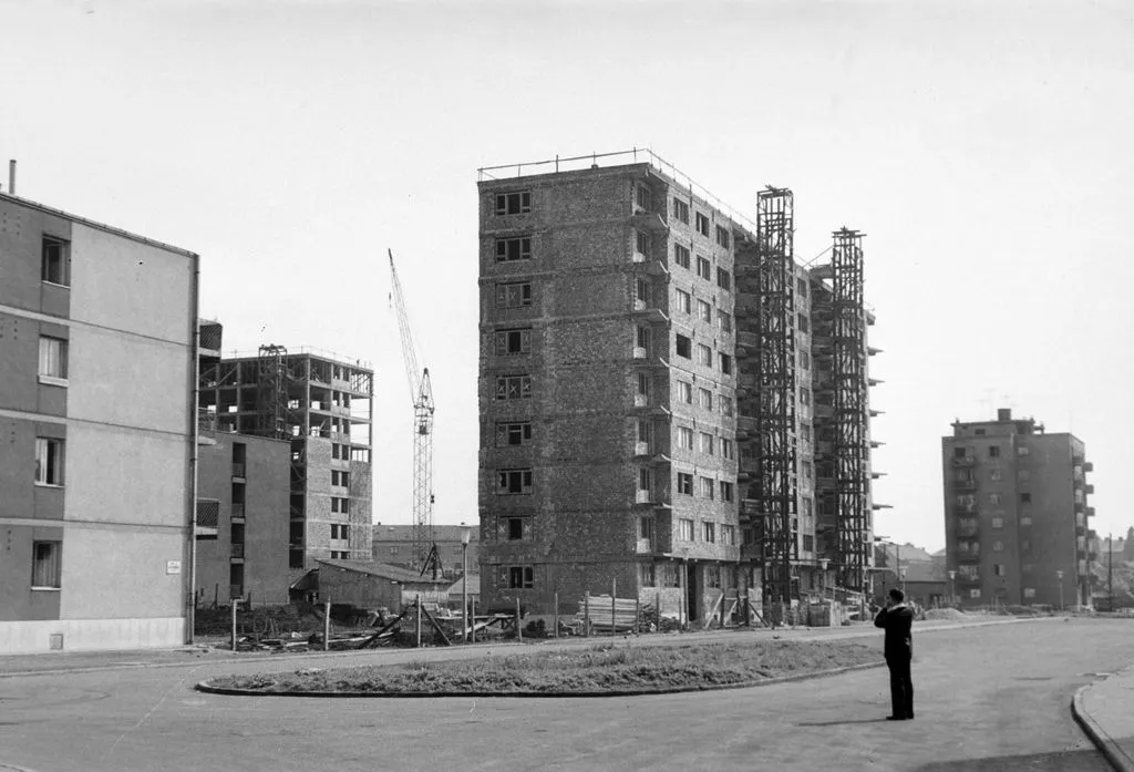 1963 - Budapest III., Óbuda, Kísérleti lakótelep, a Gyenes utca az Érc utcai kereszteződéstől a Vörösvári út irányába nézve, szemben középen a 3–7. számú sorház. Fortepan / Széky