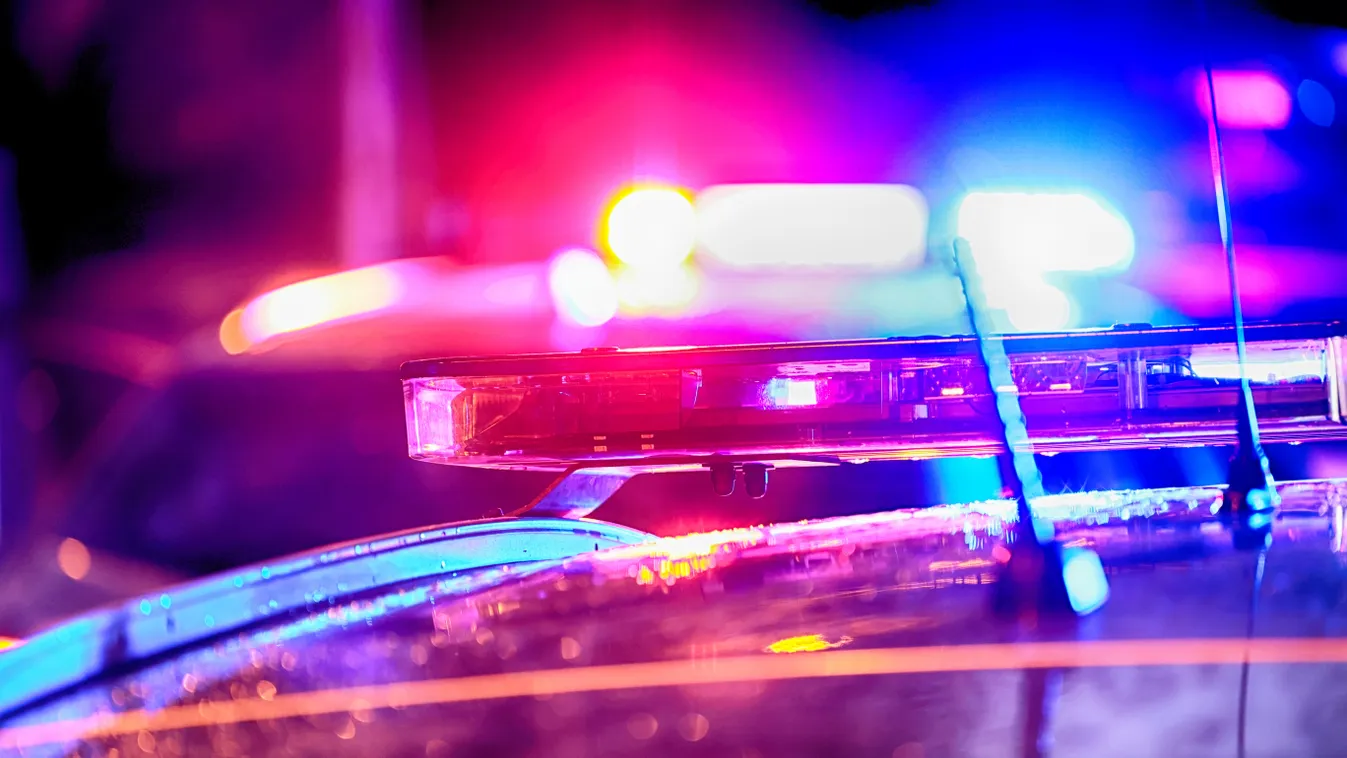 Elfoglalt egy szirénázó mentőt a feldühödött tömeg