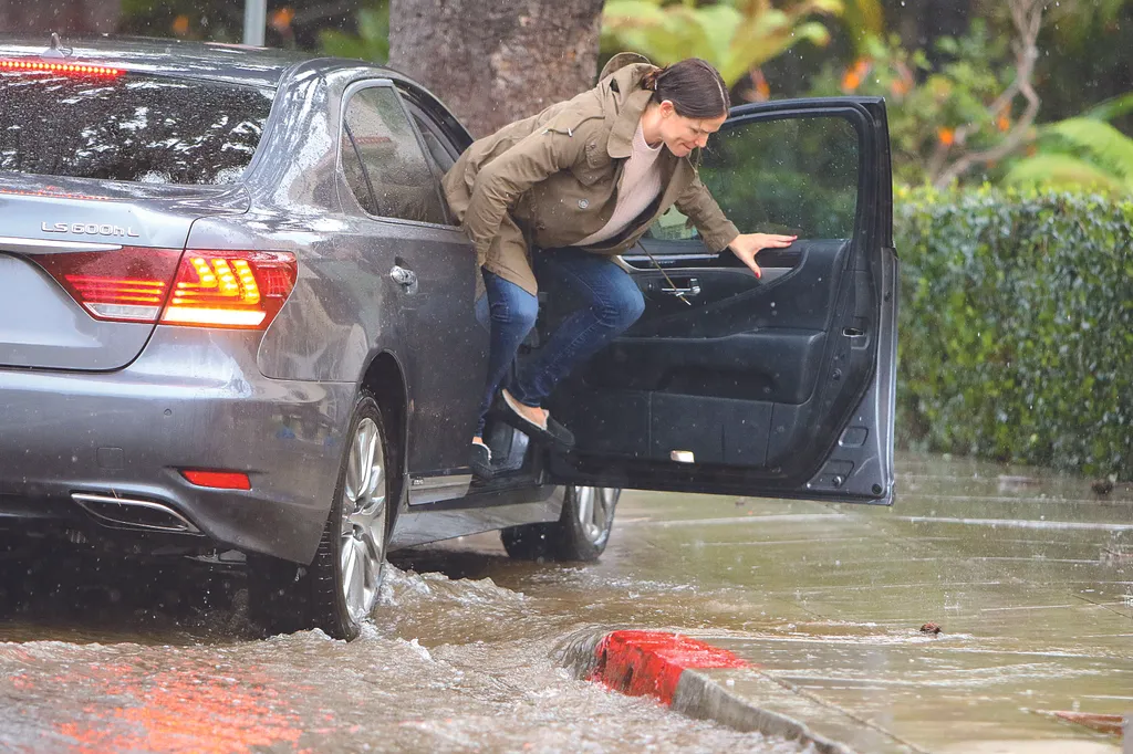 HOT FELTÖLTÉS Képösszeállítás - szeszélyes időjárással küzdő sztárok RIPOST