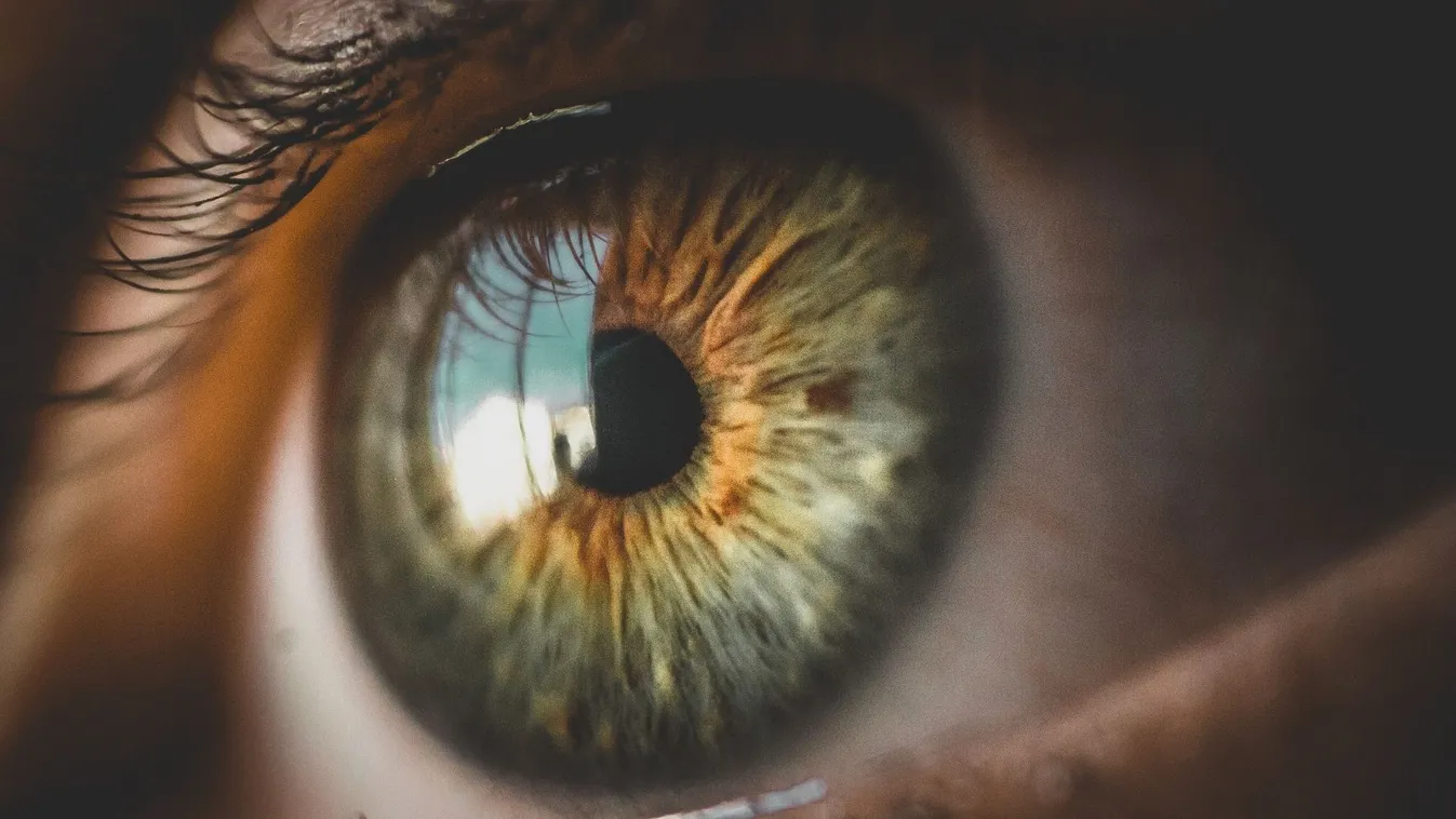 Szemében felejtette a kontaktlencséit: majdnem megvakult