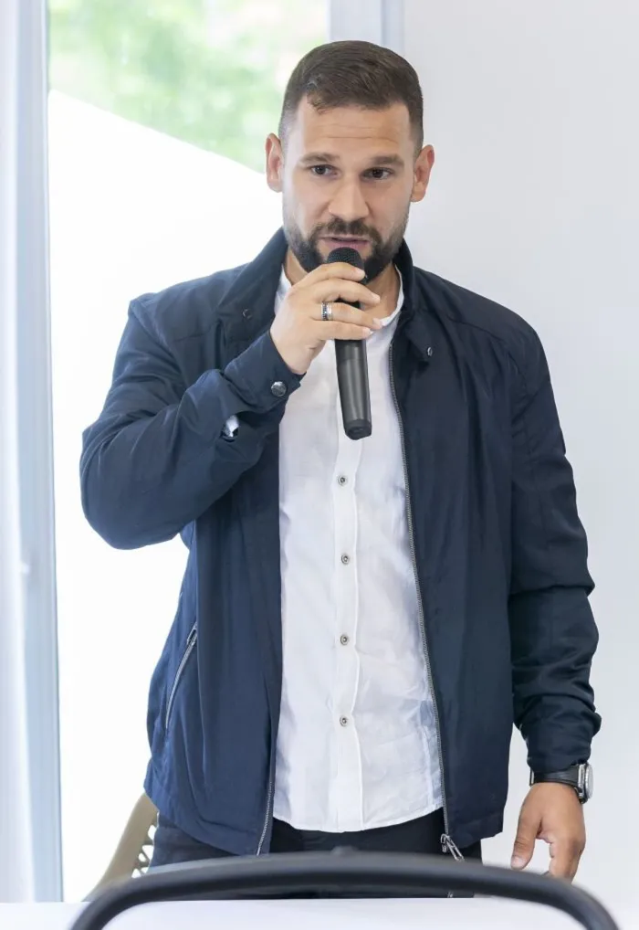 Egy lépéssel több, Rácz Jenő