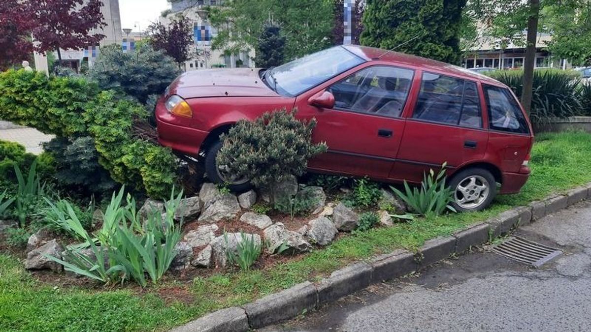 Megdöbbentő: fiatalok karamboloztak Salgótarjánban, itt állt meg az autójuk – Fotók