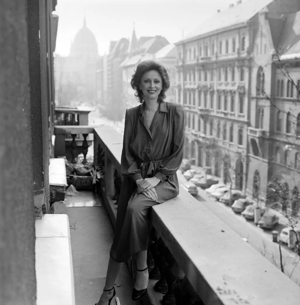 Berkes Zsuzsa a saját otthona erkélyén, 1980-ban