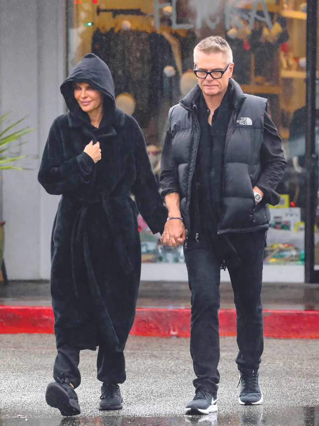 HOT FELTÖLTÉS Képösszeállítás - szeszélyes időjárással küzdő sztárok RIPOST