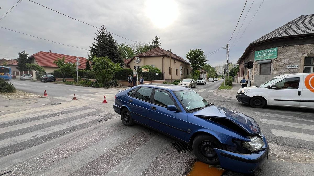 Sokkoló fotókat kaptunk a budapesti balesetről, épségben mászott ki a sofőr